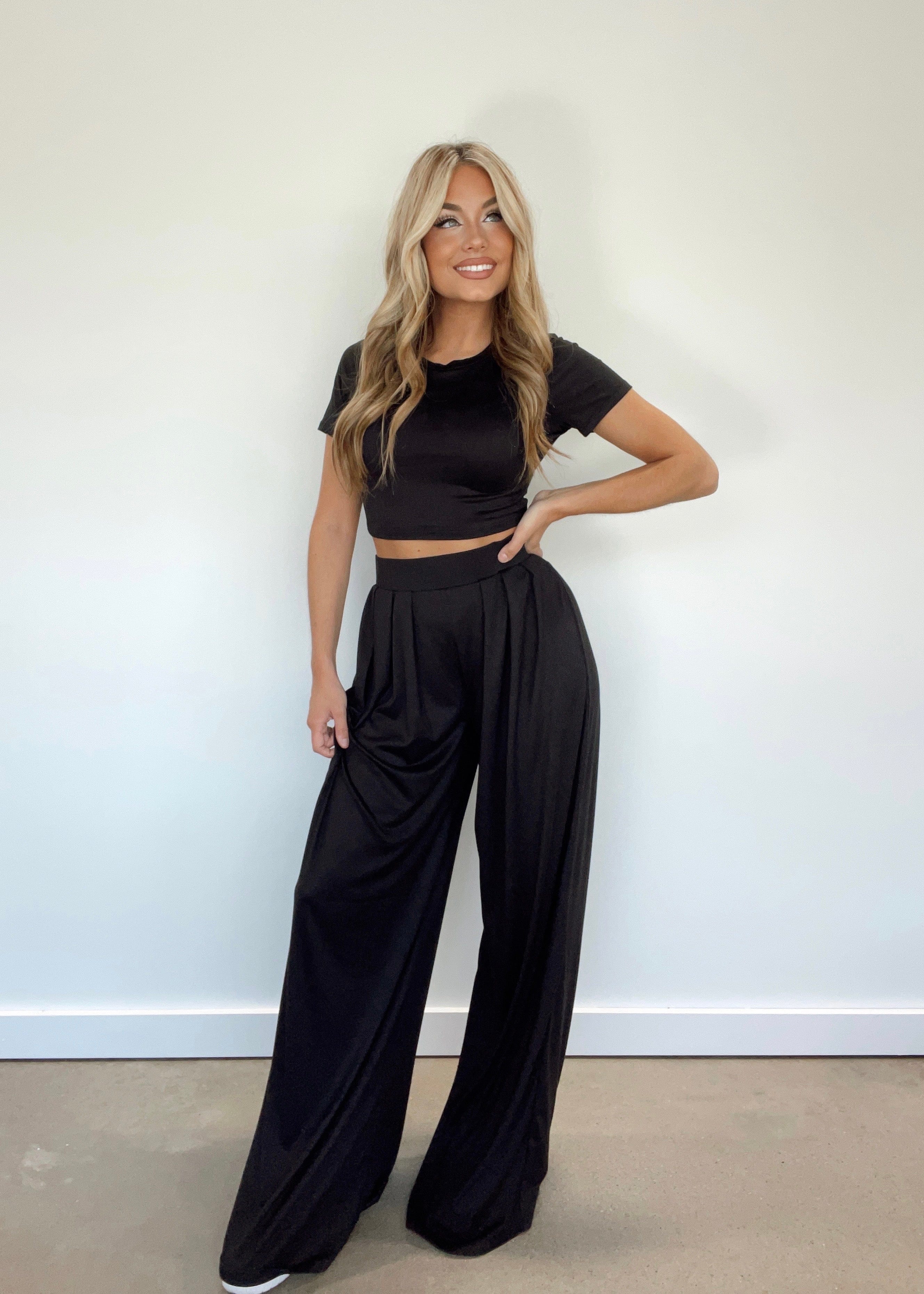 Isabella – Cozy Elegance Women’s Sweater & Pants Set